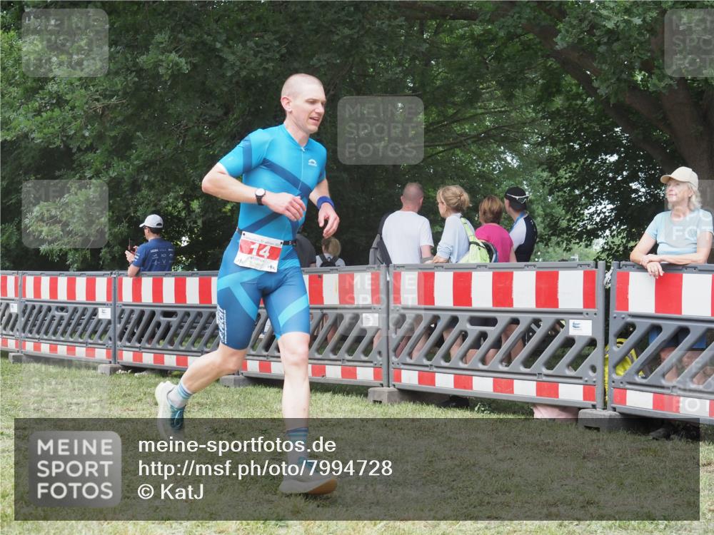 21.06.2025 - 27. Vierlanden-Triathlon KatJ http://msf.ph/oto/7994728 15.06.2025 12:44:05 Ziel 14, 978 meine-sportfotos.de
