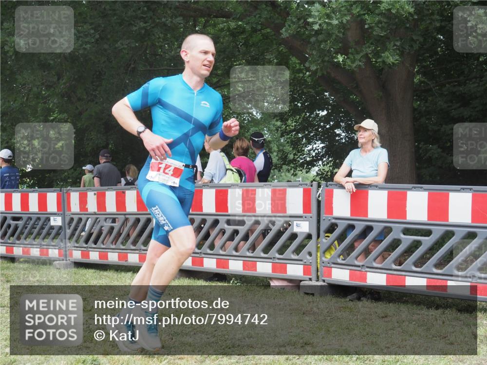 21.06.2025 - 27. Vierlanden-Triathlon KatJ http://msf.ph/oto/7994742 15.06.2025 12:44:05 Ziel 14, 978 meine-sportfotos.de