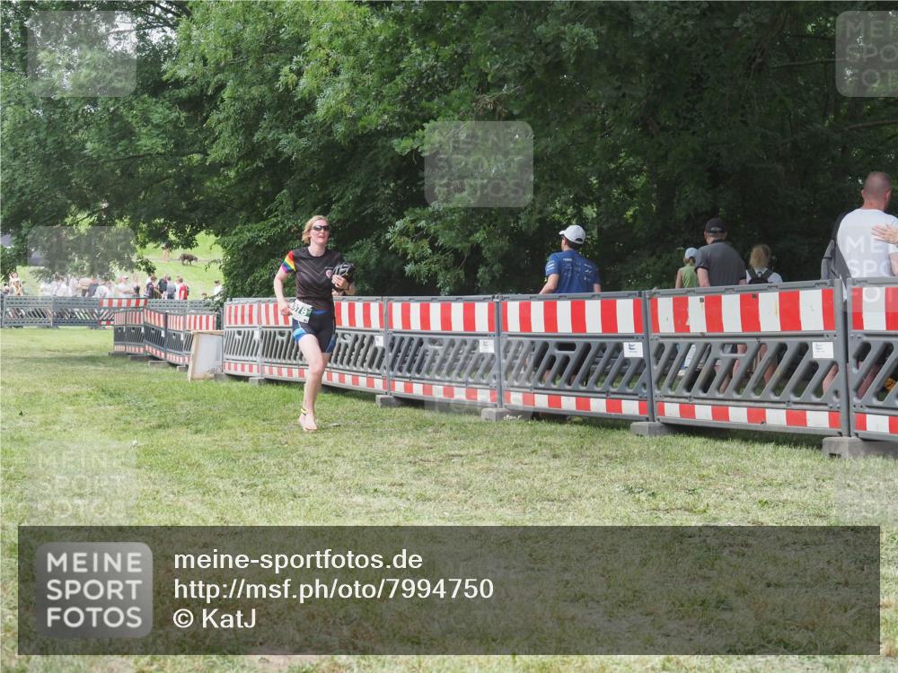 21.06.2025 - 27. Vierlanden-Triathlon KatJ http://msf.ph/oto/7994750 15.06.2025 12:44:10 Ziel 978 meine-sportfotos.de
