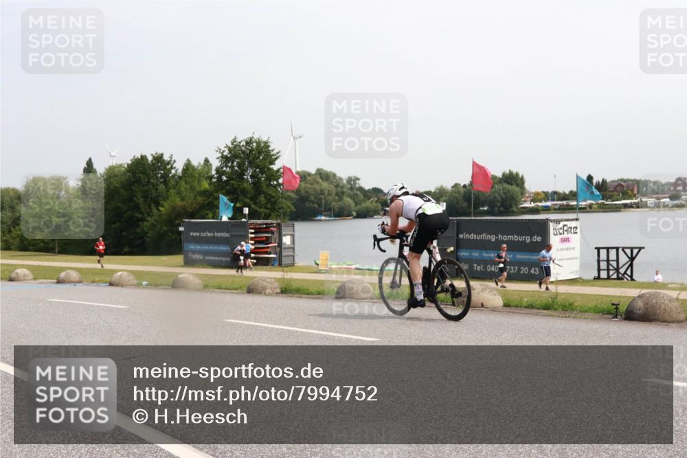 15.06.2025 - 27. Vierlanden-Triathlon H.Heesch http://msf.ph/oto/7994752 15.06.2025 11:23:23 Radfahren 180, 183, 753 meine-sportfotos.de