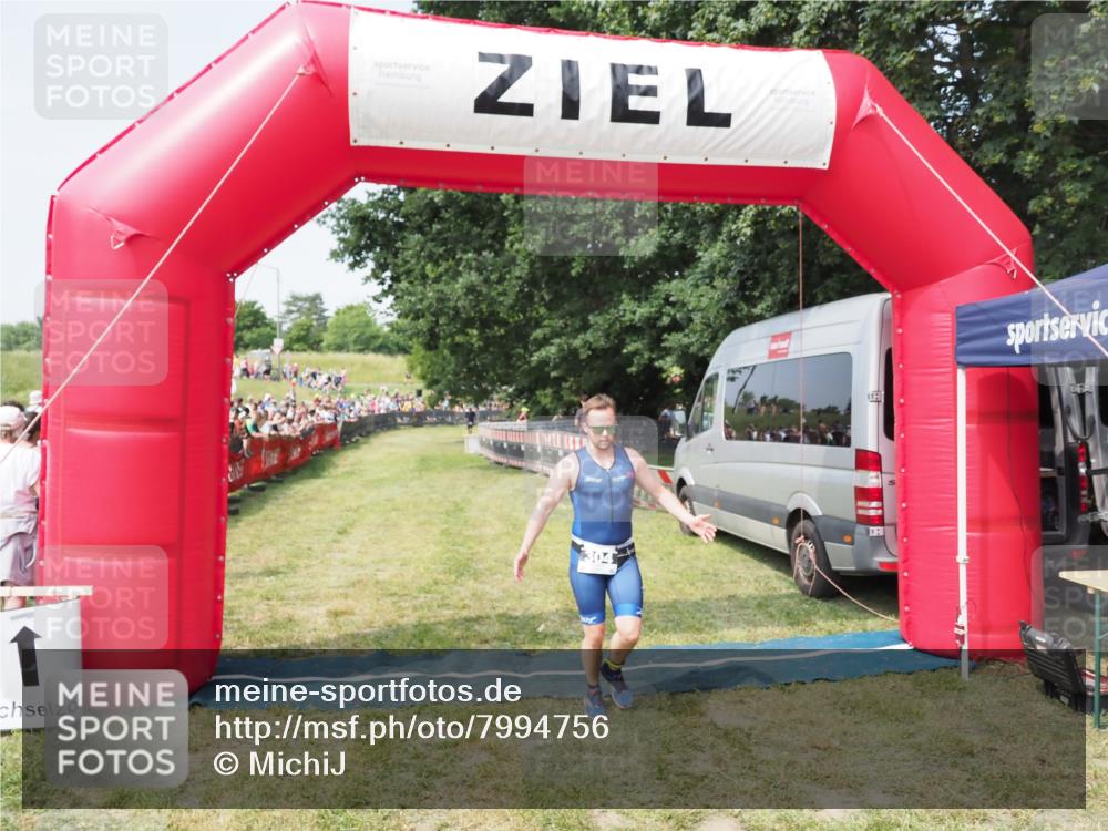 21.06.2025 - 27. Vierlanden-Triathlon MichiJ http://msf.ph/oto/7994756 15.06.2026 11:18:20 Ziel 304 meine-sportfotos.de