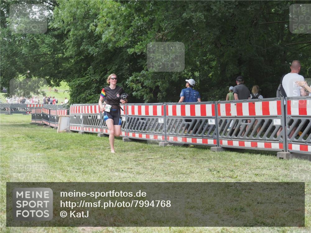 21.06.2025 - 27. Vierlanden-Triathlon KatJ http://msf.ph/oto/7994768 15.06.2025 12:44:10 Ziel 978 meine-sportfotos.de