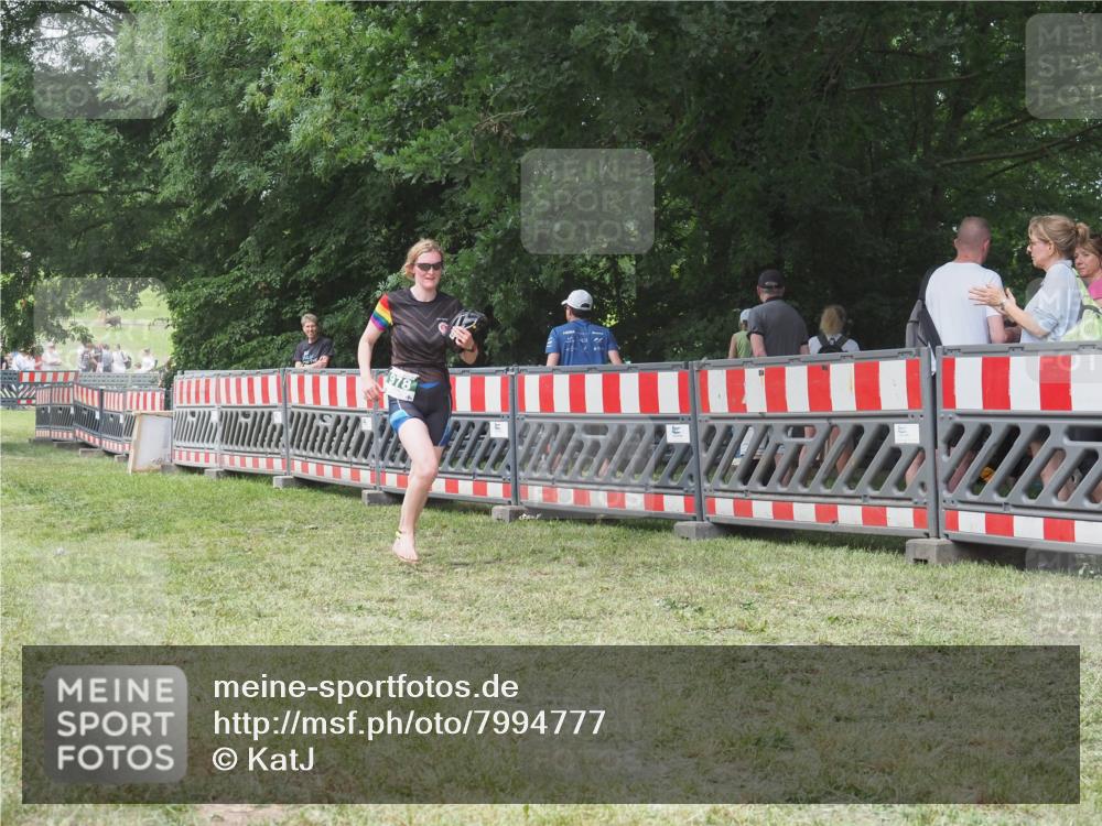 21.06.2025 - 27. Vierlanden-Triathlon KatJ http://msf.ph/oto/7994777 15.06.2025 12:44:10 Ziel 978 meine-sportfotos.de