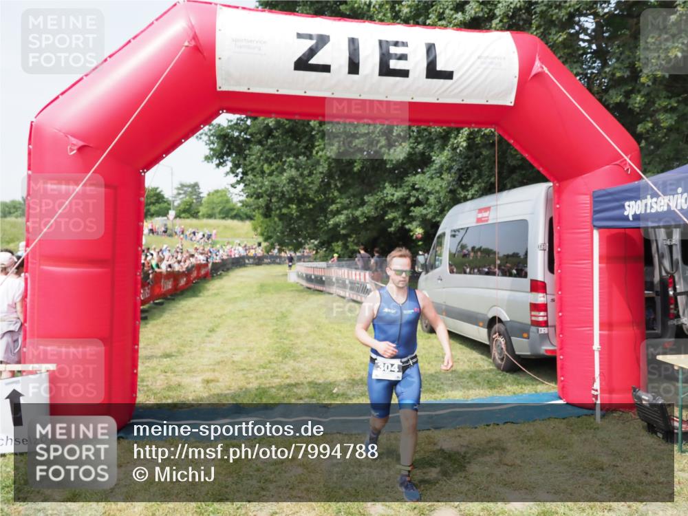 21.06.2025 - 27. Vierlanden-Triathlon MichiJ http://msf.ph/oto/7994788 15.06.2026 11:18:20 Ziel 304 meine-sportfotos.de