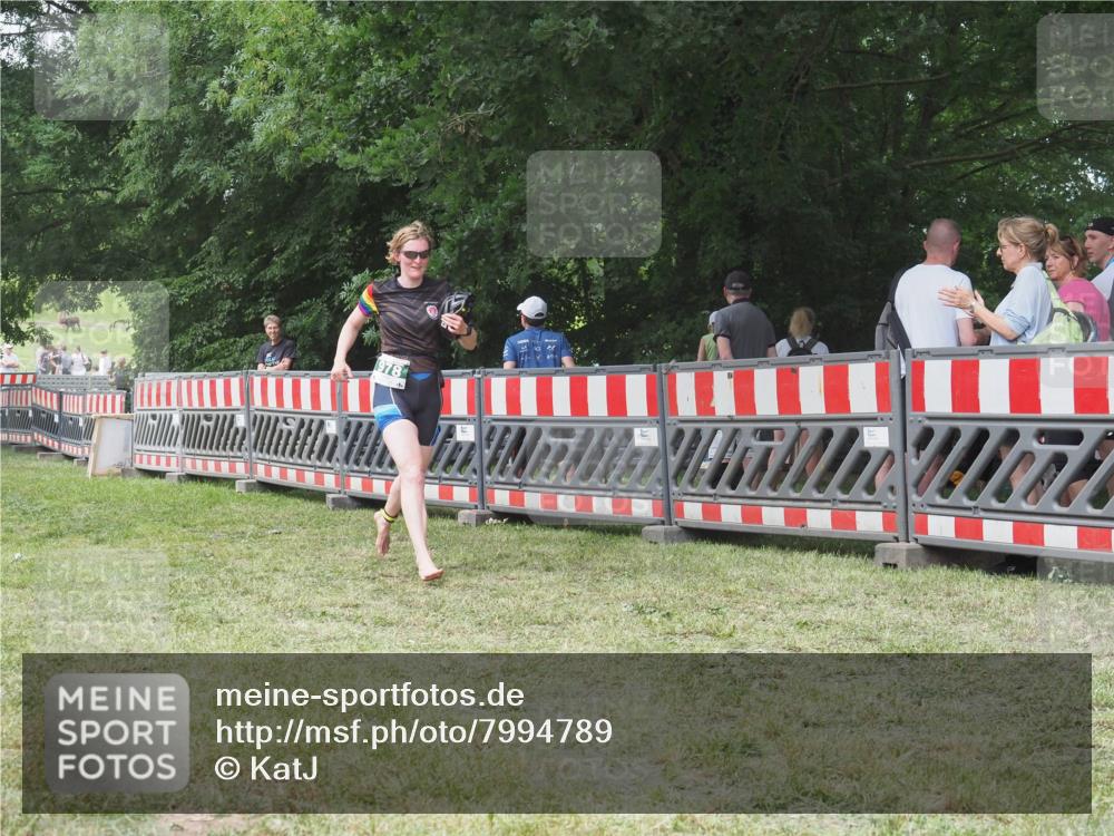 21.06.2025 - 27. Vierlanden-Triathlon KatJ http://msf.ph/oto/7994789 15.06.2025 12:44:11 Ziel 978 meine-sportfotos.de
