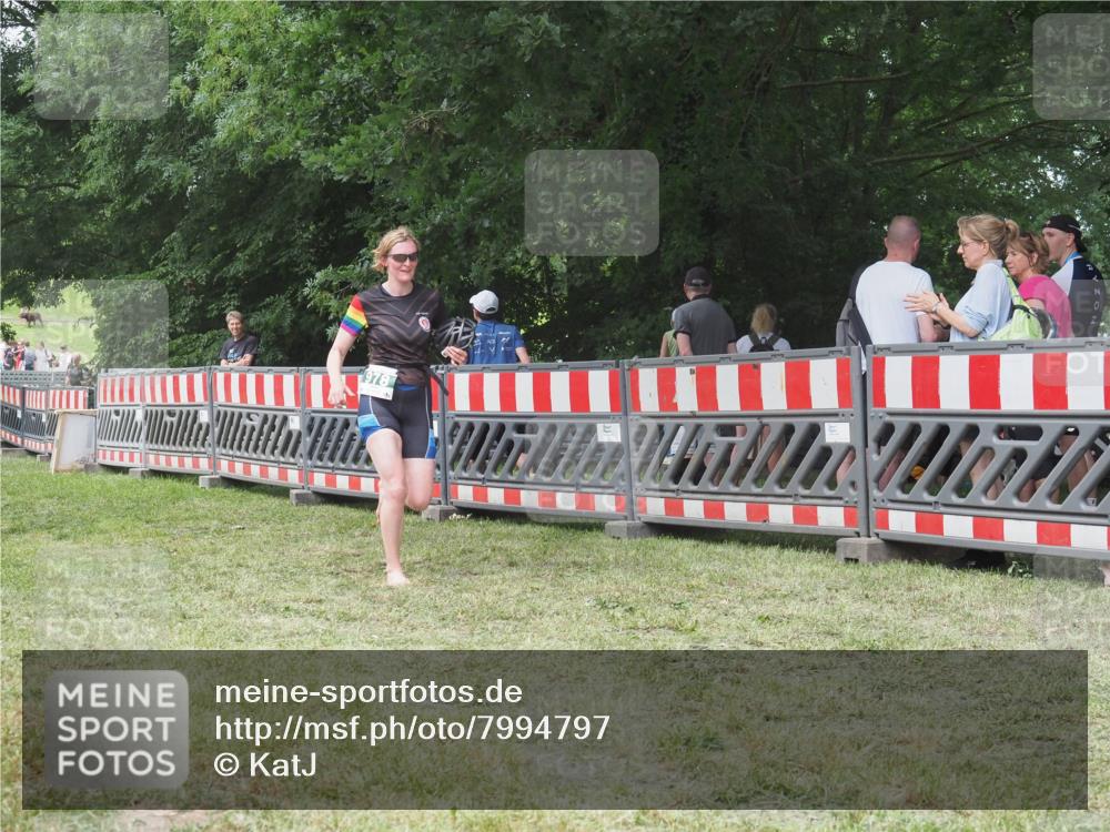 21.06.2025 - 27. Vierlanden-Triathlon KatJ http://msf.ph/oto/7994797 15.06.2025 12:44:11 Ziel 978 meine-sportfotos.de
