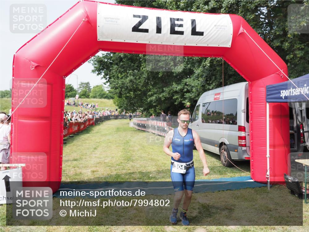 21.06.2025 - 27. Vierlanden-Triathlon MichiJ http://msf.ph/oto/7994802 15.06.2026 11:18:20 Ziel 304 meine-sportfotos.de