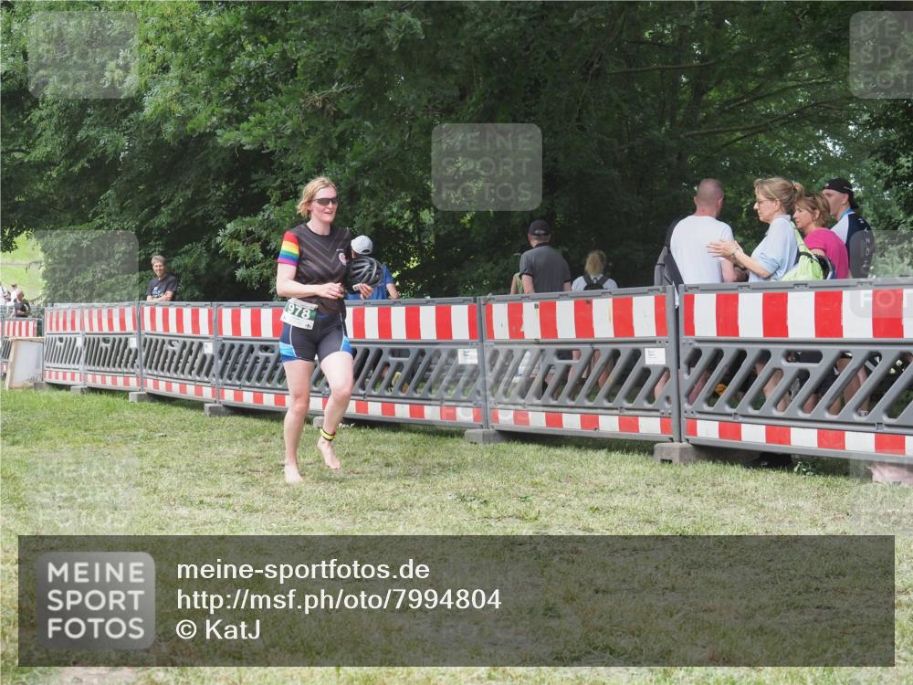 21.06.2025 - 27. Vierlanden-Triathlon KatJ http://msf.ph/oto/7994804 15.06.2025 12:44:11 Ziel 978 meine-sportfotos.de