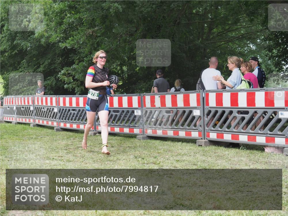 21.06.2025 - 27. Vierlanden-Triathlon KatJ http://msf.ph/oto/7994817 15.06.2025 12:44:11 Ziel 978 meine-sportfotos.de