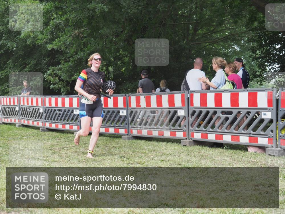 21.06.2025 - 27. Vierlanden-Triathlon KatJ http://msf.ph/oto/7994830 15.06.2025 12:44:11 Ziel 978 meine-sportfotos.de
