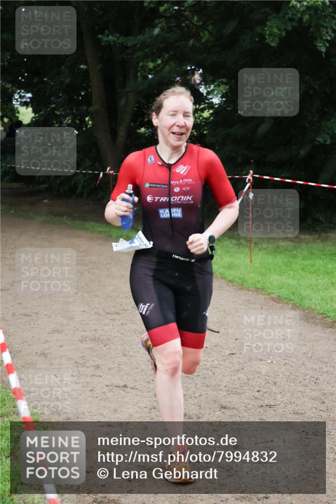 21.06.2025 - 27. Vierlanden-Triathlon Lena Gebhardt http://msf.ph/oto/7994832 15.06.2025 13:49:15 Laufen  meine-sportfotos.de
