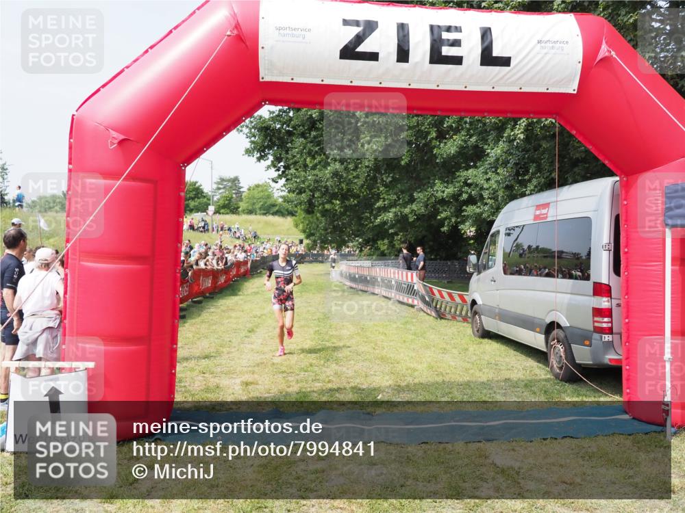21.06.2025 - 27. Vierlanden-Triathlon MichiJ http://msf.ph/oto/7994841 15.06.2026 11:18:40 Ziel 513 meine-sportfotos.de