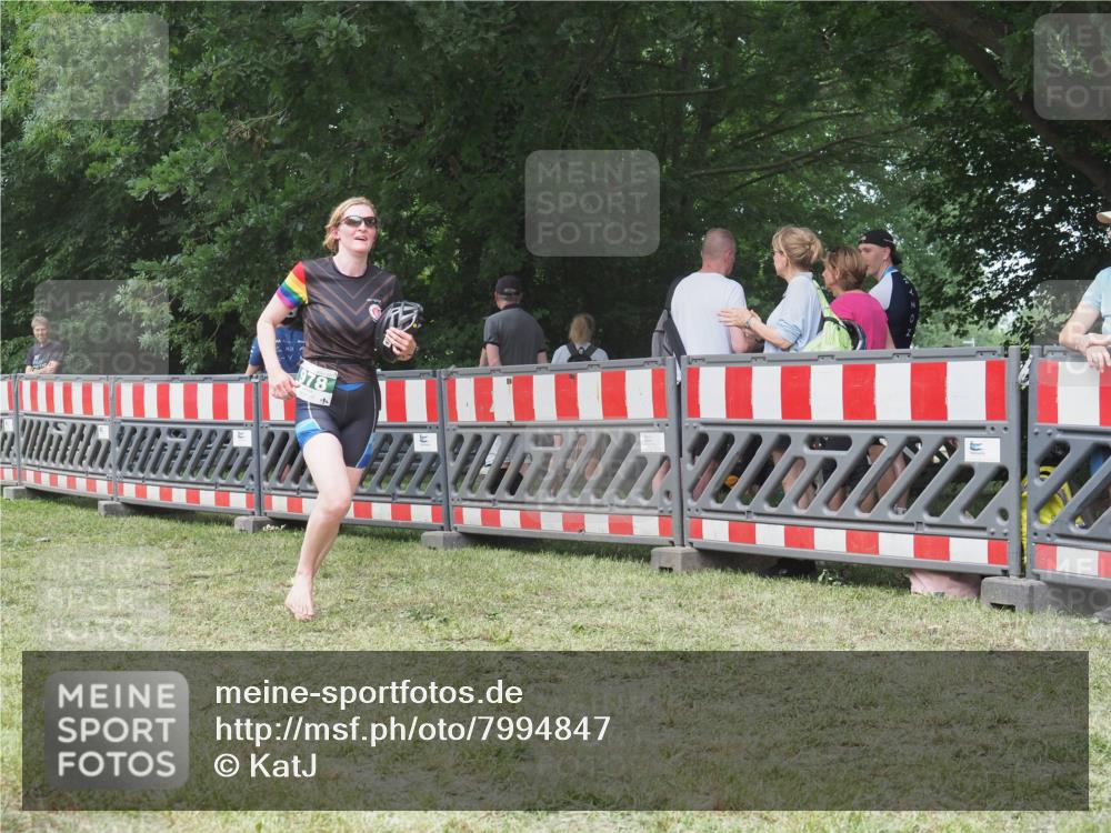 21.06.2025 - 27. Vierlanden-Triathlon KatJ http://msf.ph/oto/7994847 15.06.2025 12:44:11 Ziel 978 meine-sportfotos.de