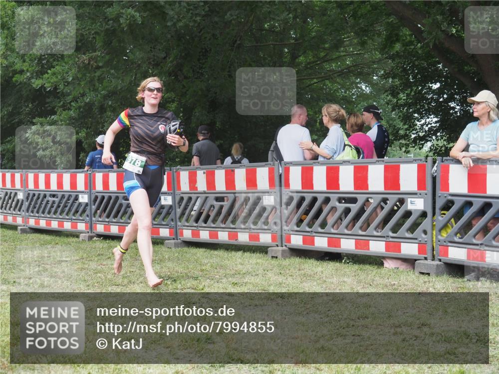 21.06.2025 - 27. Vierlanden-Triathlon KatJ http://msf.ph/oto/7994855 15.06.2025 12:44:11 Ziel 978 meine-sportfotos.de