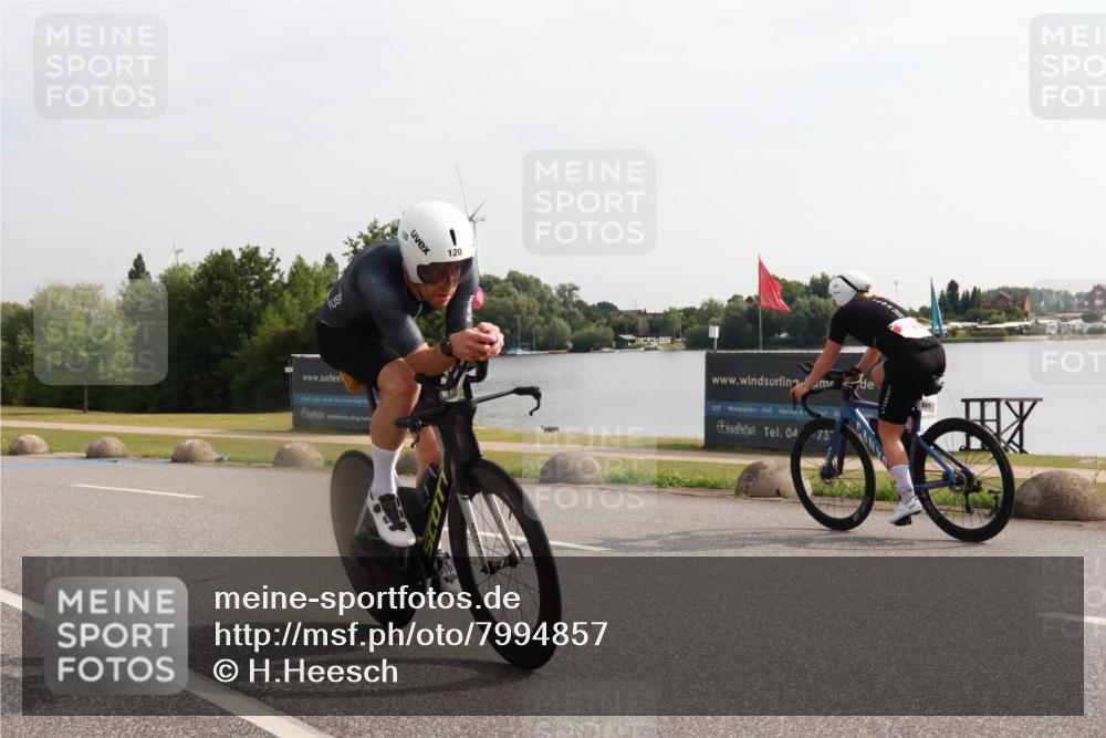 15.06.2025 - 27. Vierlanden-Triathlon H.Heesch http://msf.ph/oto/7994857 15.06.2025 09:14:11 Radfahren 26, 50, 120, 221 meine-sportfotos.de