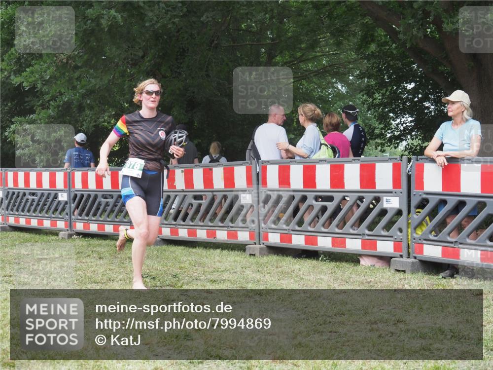 21.06.2025 - 27. Vierlanden-Triathlon KatJ http://msf.ph/oto/7994869 15.06.2025 12:44:11 Ziel 978 meine-sportfotos.de