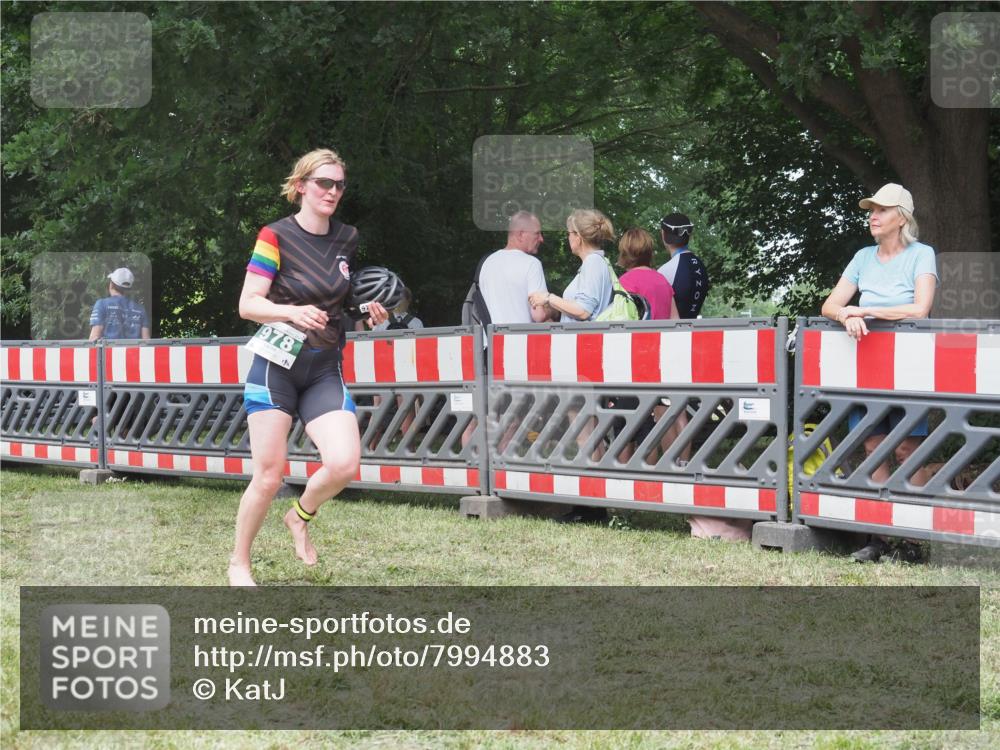 21.06.2025 - 27. Vierlanden-Triathlon KatJ http://msf.ph/oto/7994883 15.06.2025 12:44:12 Ziel 978 meine-sportfotos.de