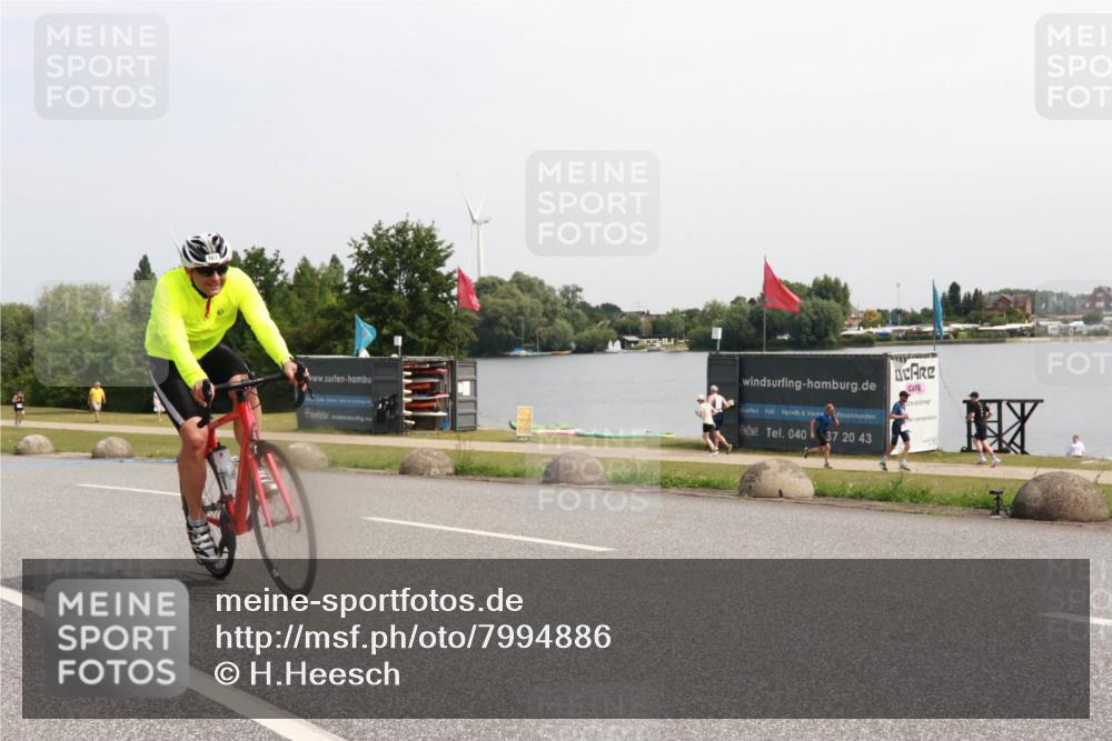 15.06.2025 - 27. Vierlanden-Triathlon H.Heesch http://msf.ph/oto/7994886 15.06.2025 11:24:31 Radfahren 161, 213, 904 meine-sportfotos.de