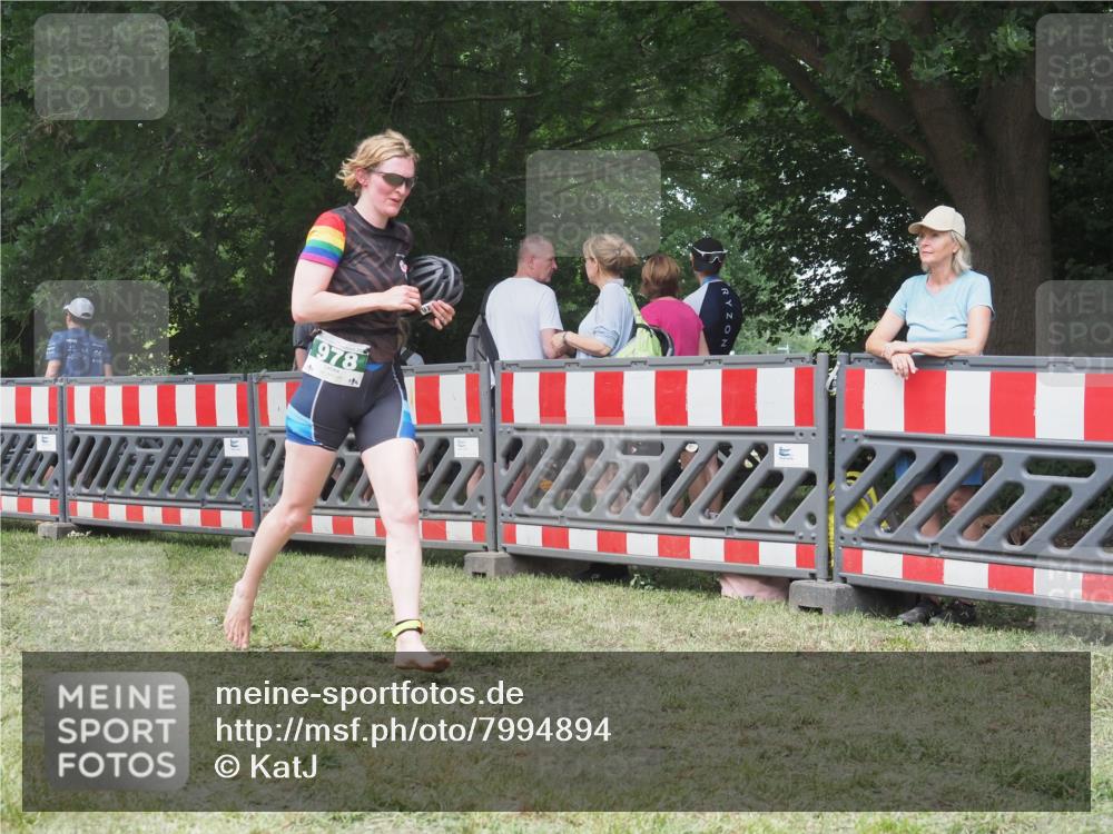 21.06.2025 - 27. Vierlanden-Triathlon KatJ http://msf.ph/oto/7994894 15.06.2025 12:44:12 Ziel 978 meine-sportfotos.de