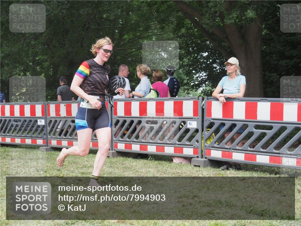 21.06.2025 - 27. Vierlanden-Triathlon KatJ http://msf.ph/oto/7994903 15.06.2025 12:44:12 Ziel 978 meine-sportfotos.de