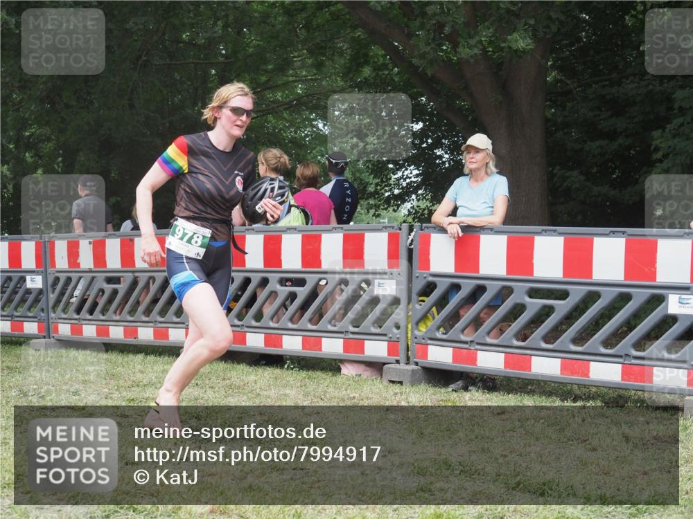 21.06.2025 - 27. Vierlanden-Triathlon KatJ http://msf.ph/oto/7994917 15.06.2025 12:44:12 Ziel 978 meine-sportfotos.de