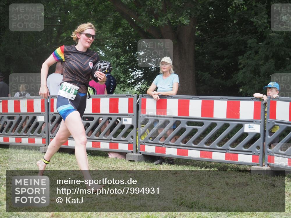 21.06.2025 - 27. Vierlanden-Triathlon KatJ http://msf.ph/oto/7994931 15.06.2025 12:44:12 Ziel 978 meine-sportfotos.de