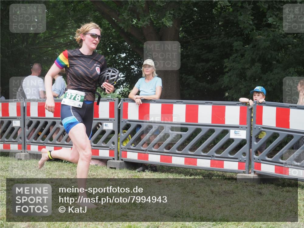 21.06.2025 - 27. Vierlanden-Triathlon KatJ http://msf.ph/oto/7994943 15.06.2025 12:44:12 Ziel 978 meine-sportfotos.de