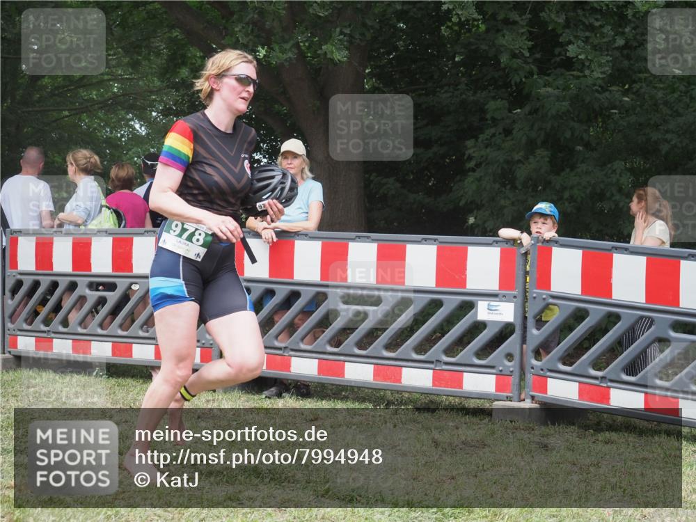 21.06.2025 - 27. Vierlanden-Triathlon KatJ http://msf.ph/oto/7994948 15.06.2025 12:44:12 Ziel 978 meine-sportfotos.de