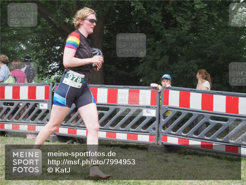 21.06.2025 - 27. Vierlanden-Triathlon KatJ http://msf.ph/oto/7994953 15.06.2025 12:44:12 Ziel 978 meine-sportfotos.de