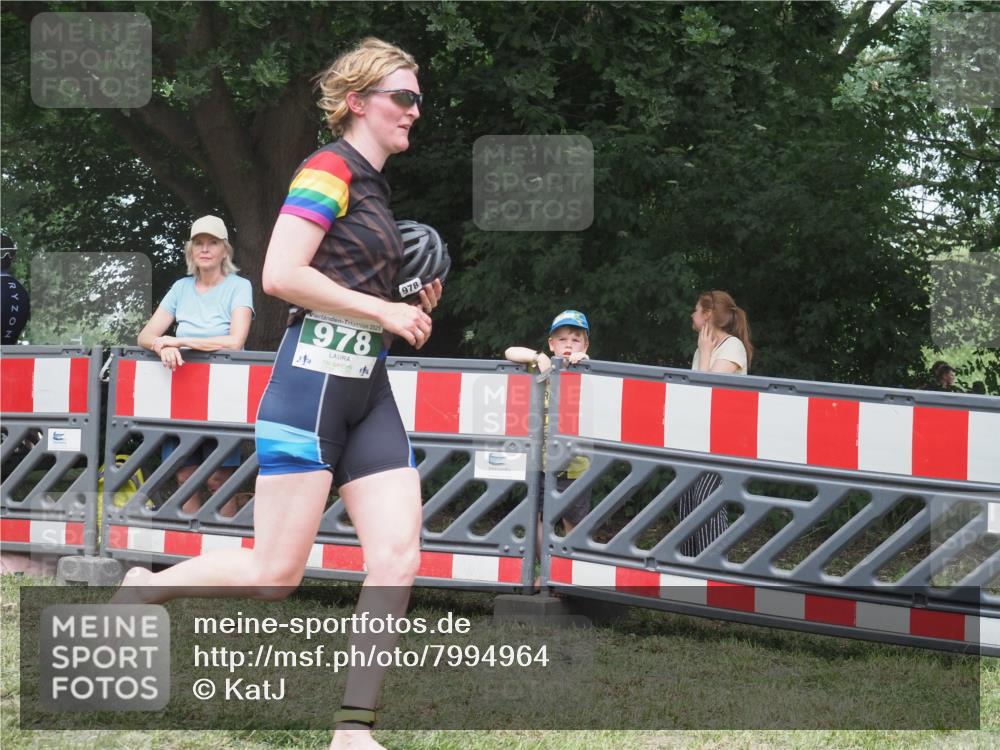 21.06.2025 - 27. Vierlanden-Triathlon KatJ http://msf.ph/oto/7994964 15.06.2025 12:44:13 Ziel 978 meine-sportfotos.de