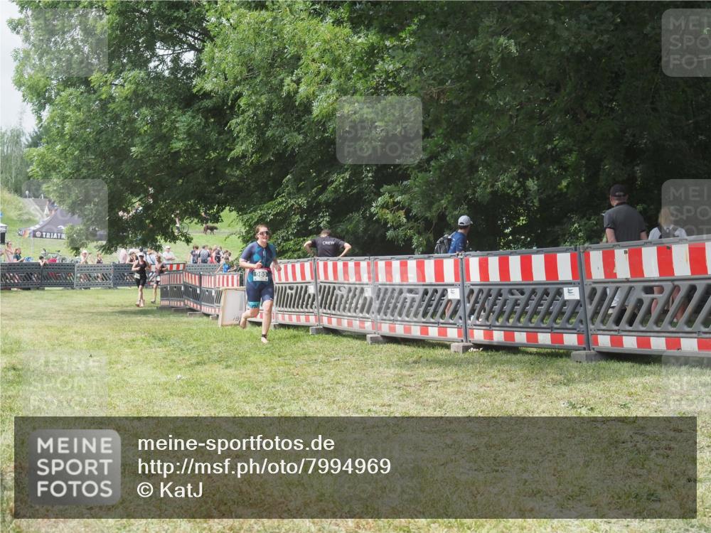 21.06.2025 - 27. Vierlanden-Triathlon KatJ http://msf.ph/oto/7994969 15.06.2025 12:44:37 Ziel 980 meine-sportfotos.de