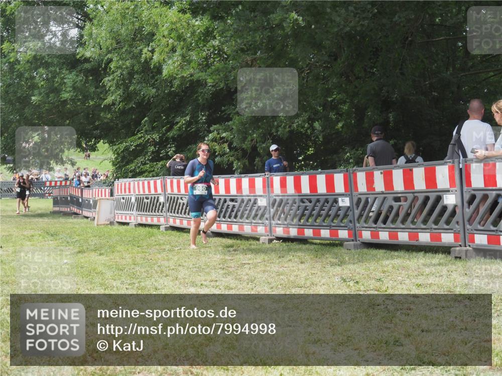 21.06.2025 - 27. Vierlanden-Triathlon KatJ http://msf.ph/oto/7994998 15.06.2025 12:44:38 Ziel 980 meine-sportfotos.de