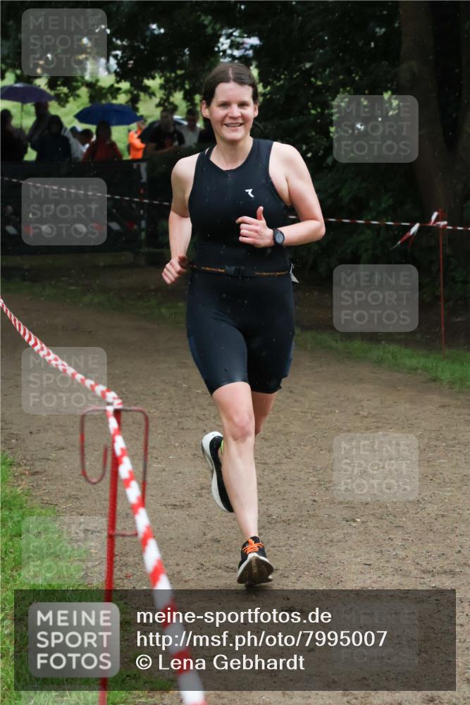 21.06.2025 - 27. Vierlanden-Triathlon Lena Gebhardt http://msf.ph/oto/7995007 15.06.2025 13:49:47 Laufen  meine-sportfotos.de