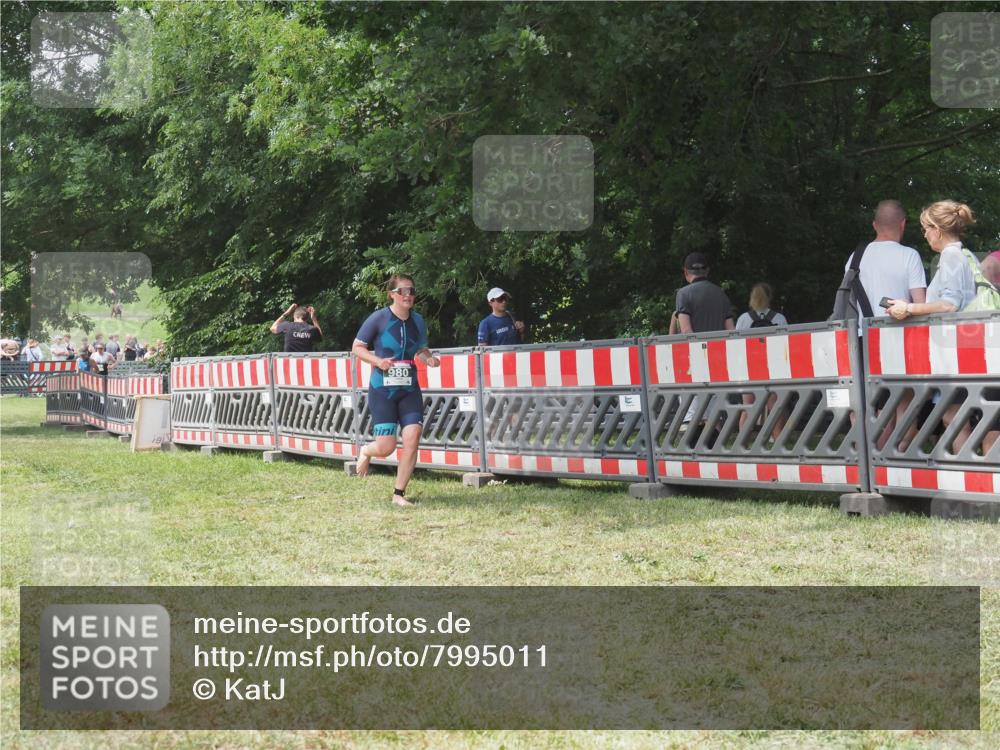 21.06.2025 - 27. Vierlanden-Triathlon KatJ http://msf.ph/oto/7995011 15.06.2025 12:44:38 Ziel 980 meine-sportfotos.de