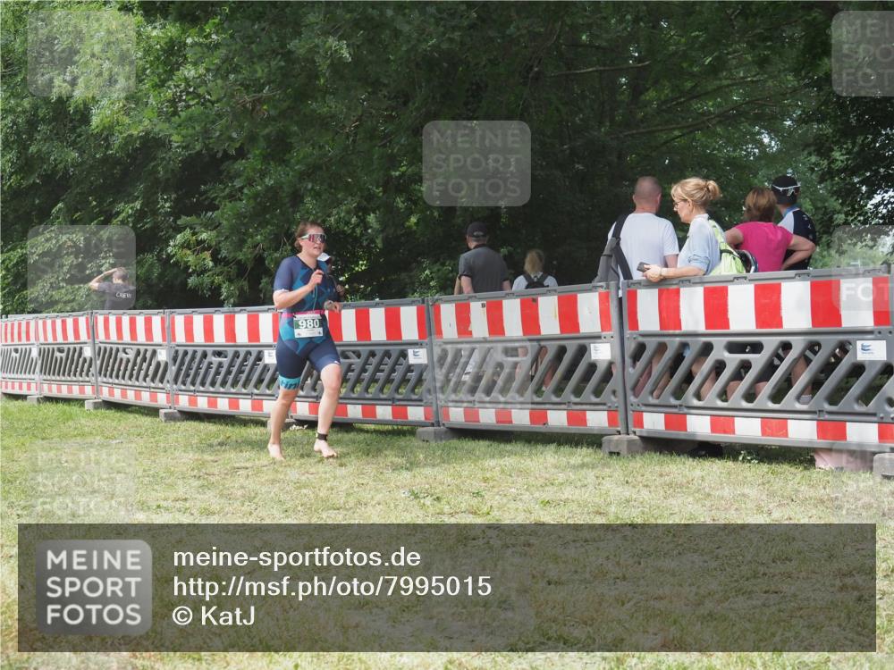 21.06.2025 - 27. Vierlanden-Triathlon KatJ http://msf.ph/oto/7995015 15.06.2025 12:44:39 Ziel 980 meine-sportfotos.de