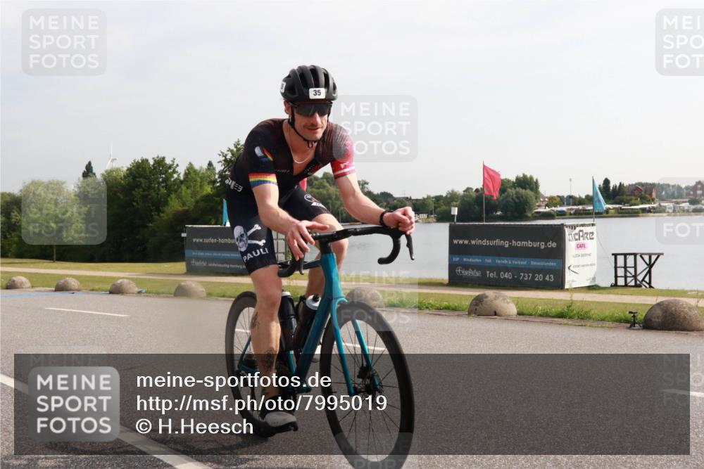 15.06.2025 - 27. Vierlanden-Triathlon H.Heesch http://msf.ph/oto/7995019 15.06.2025 09:15:40 Radfahren 2, 30, 35 meine-sportfotos.de
