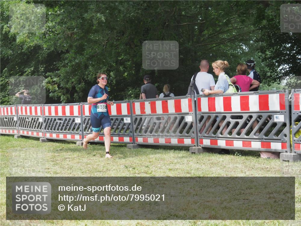 21.06.2025 - 27. Vierlanden-Triathlon KatJ http://msf.ph/oto/7995021 15.06.2025 12:44:39 Ziel 980 meine-sportfotos.de