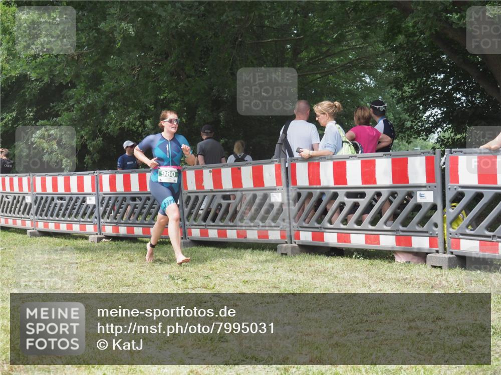 21.06.2025 - 27. Vierlanden-Triathlon KatJ http://msf.ph/oto/7995031 15.06.2025 12:44:39 Ziel 980 meine-sportfotos.de