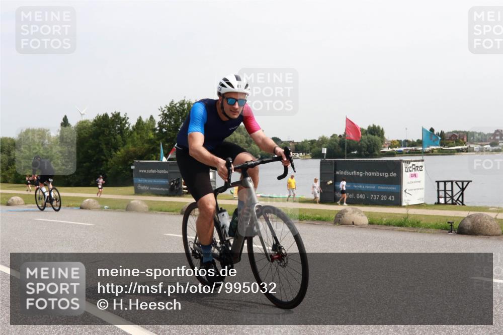15.06.2025 - 27. Vierlanden-Triathlon H.Heesch http://msf.ph/oto/7995032 15.06.2025 11:25:04 Radfahren 81, 693, 970 meine-sportfotos.de