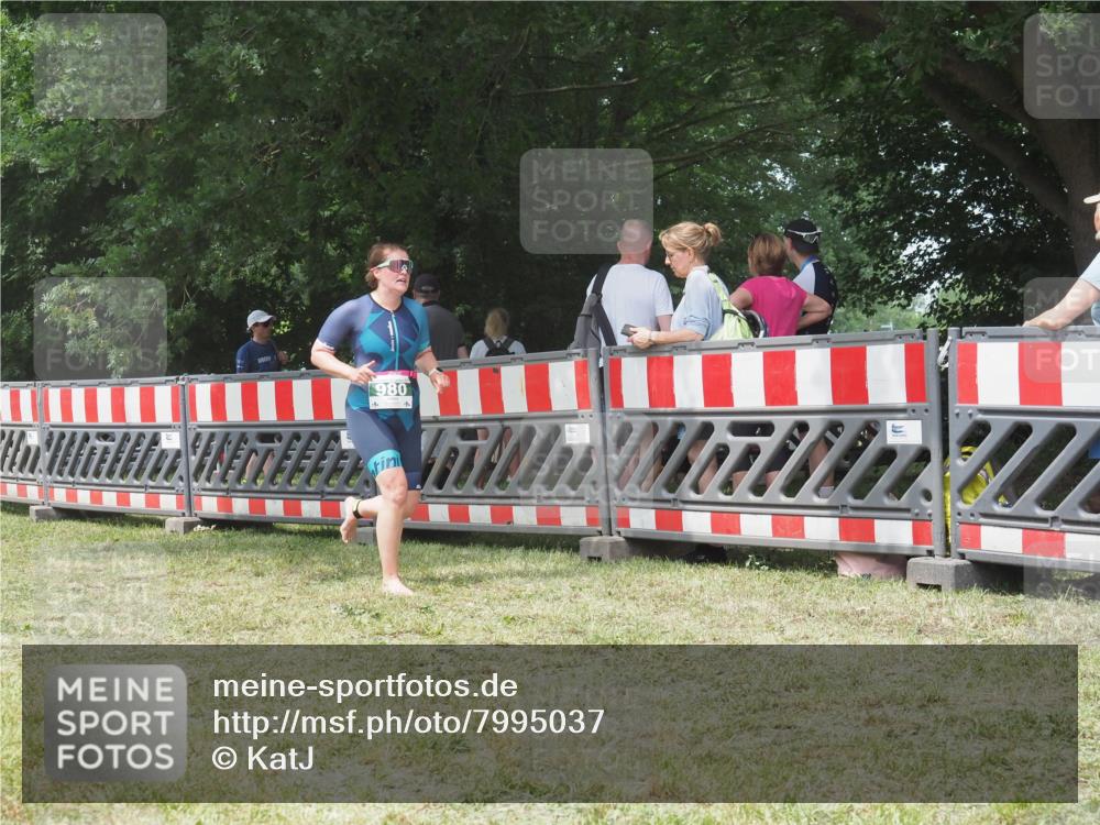 21.06.2025 - 27. Vierlanden-Triathlon KatJ http://msf.ph/oto/7995037 15.06.2025 12:44:39 Ziel 980 meine-sportfotos.de