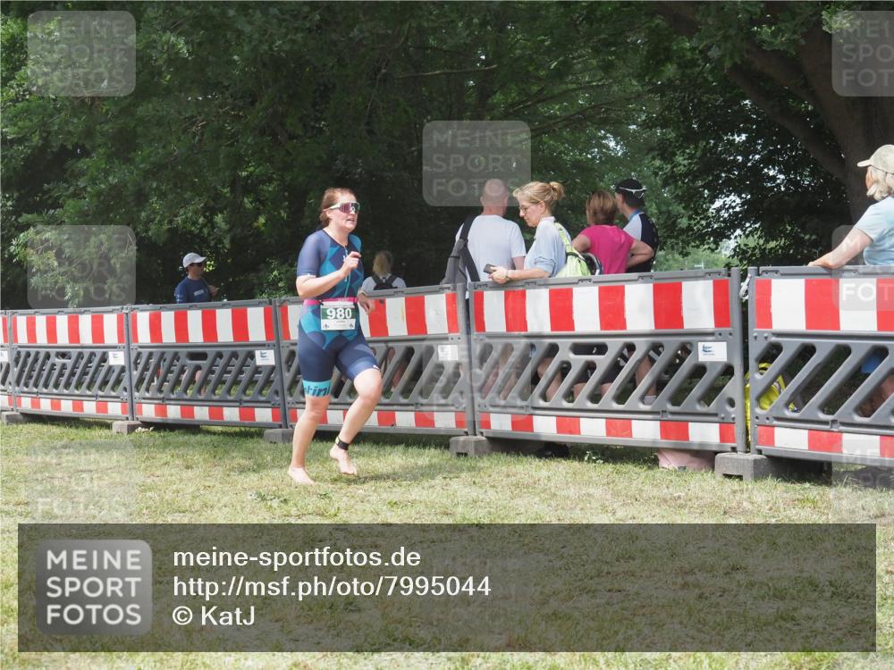 21.06.2025 - 27. Vierlanden-Triathlon KatJ http://msf.ph/oto/7995044 15.06.2025 12:44:39 Ziel 980 meine-sportfotos.de