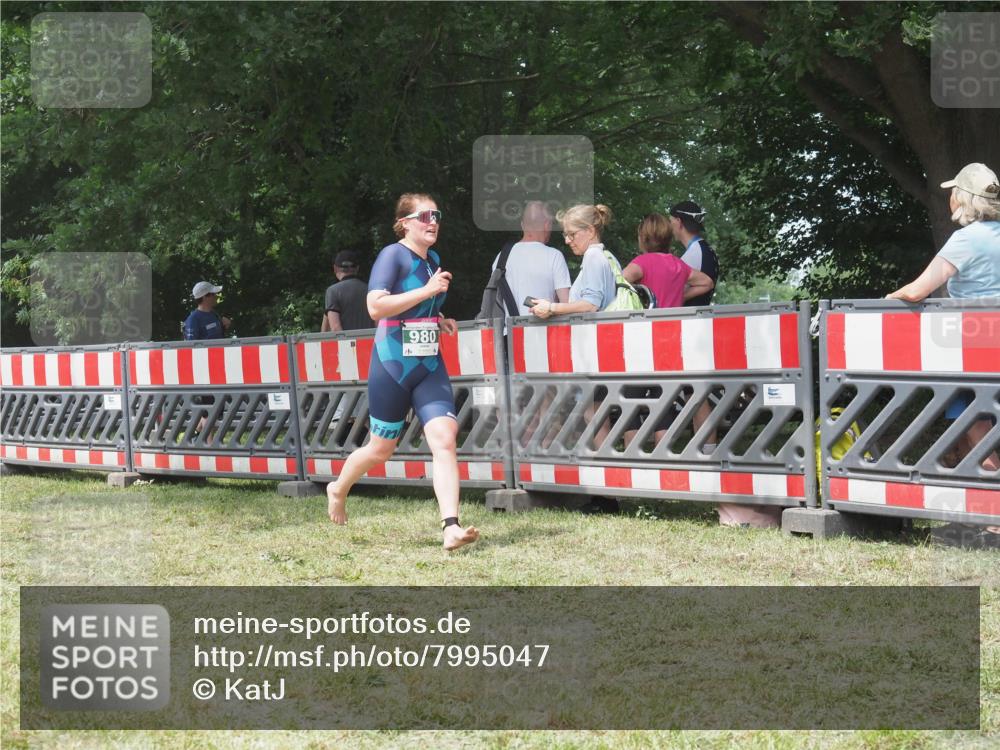 21.06.2025 - 27. Vierlanden-Triathlon KatJ http://msf.ph/oto/7995047 15.06.2025 12:44:39 Ziel 980 meine-sportfotos.de