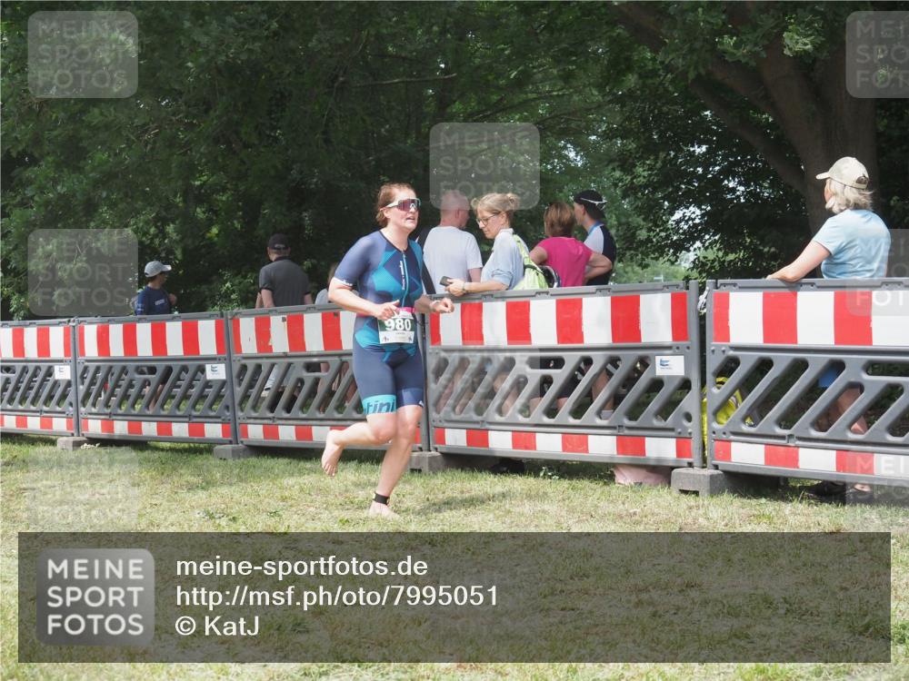 21.06.2025 - 27. Vierlanden-Triathlon KatJ http://msf.ph/oto/7995051 15.06.2025 12:44:40 Ziel 980 meine-sportfotos.de