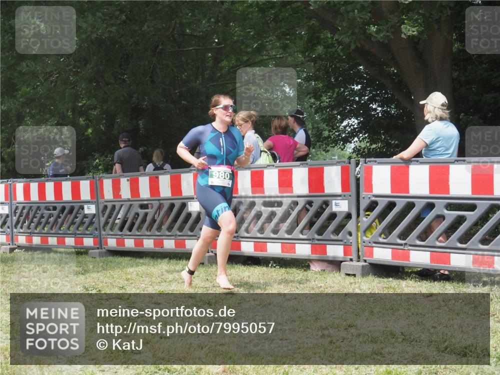 21.06.2025 - 27. Vierlanden-Triathlon KatJ http://msf.ph/oto/7995057 15.06.2025 12:44:40 Ziel 980 meine-sportfotos.de