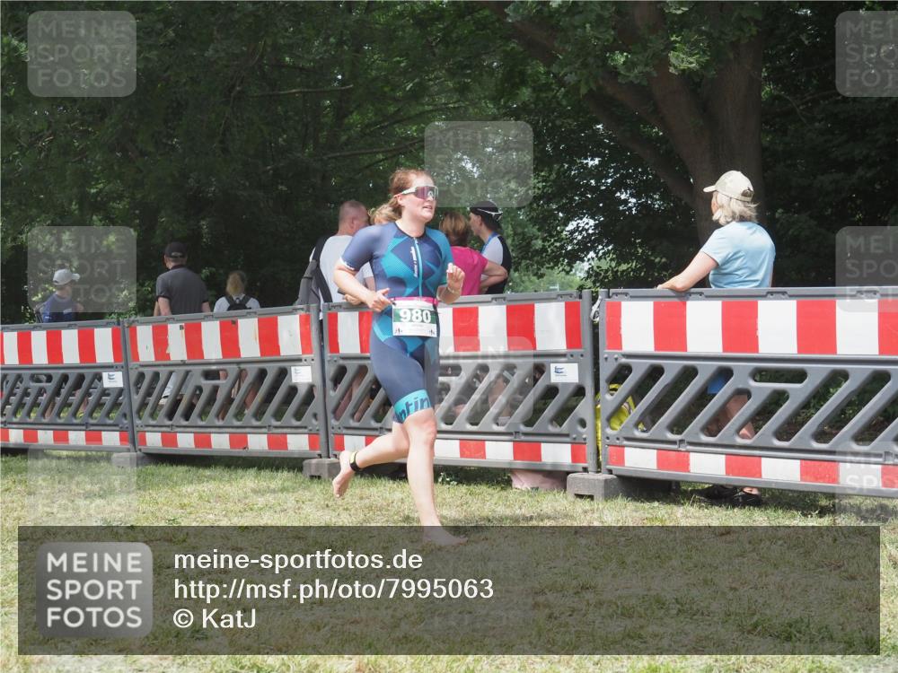21.06.2025 - 27. Vierlanden-Triathlon KatJ http://msf.ph/oto/7995063 15.06.2025 12:44:40 Ziel 980 meine-sportfotos.de