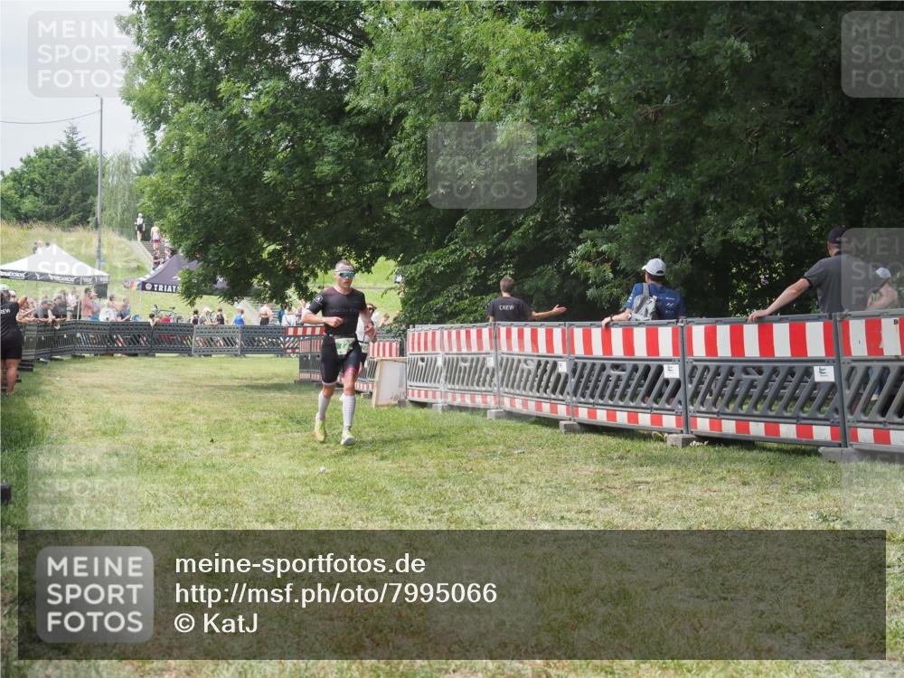 21.06.2025 - 27. Vierlanden-Triathlon KatJ http://msf.ph/oto/7995066 15.06.2025 12:44:54 Ziel 726 meine-sportfotos.de