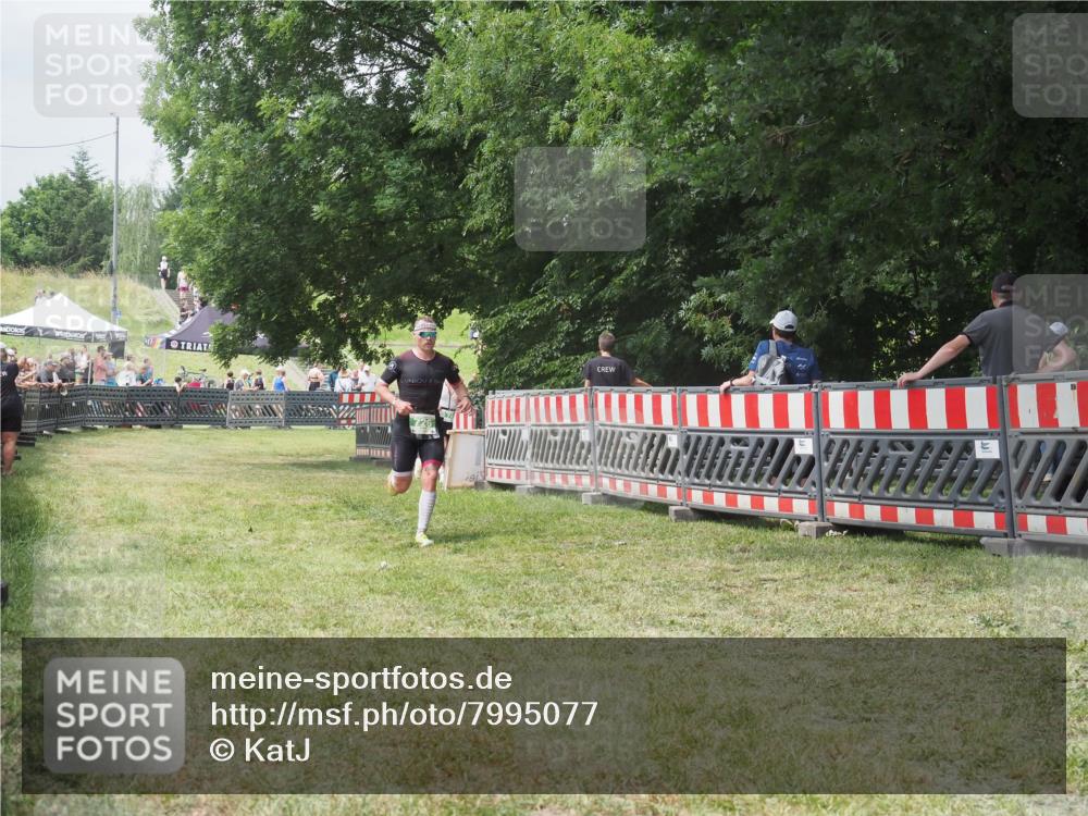 21.06.2025 - 27. Vierlanden-Triathlon KatJ http://msf.ph/oto/7995077 15.06.2025 12:44:54 Ziel 726 meine-sportfotos.de