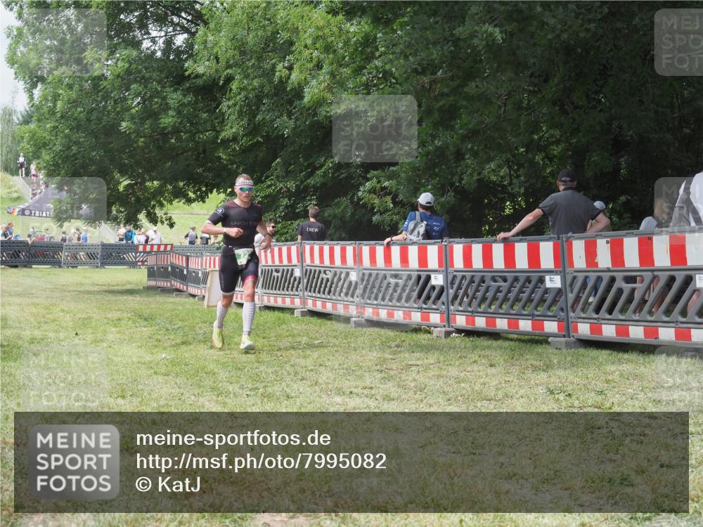 21.06.2025 - 27. Vierlanden-Triathlon KatJ http://msf.ph/oto/7995082 15.06.2025 12:44:55 Ziel 726 meine-sportfotos.de