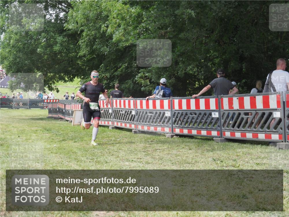 21.06.2025 - 27. Vierlanden-Triathlon KatJ http://msf.ph/oto/7995089 15.06.2025 12:44:55 Ziel 726 meine-sportfotos.de