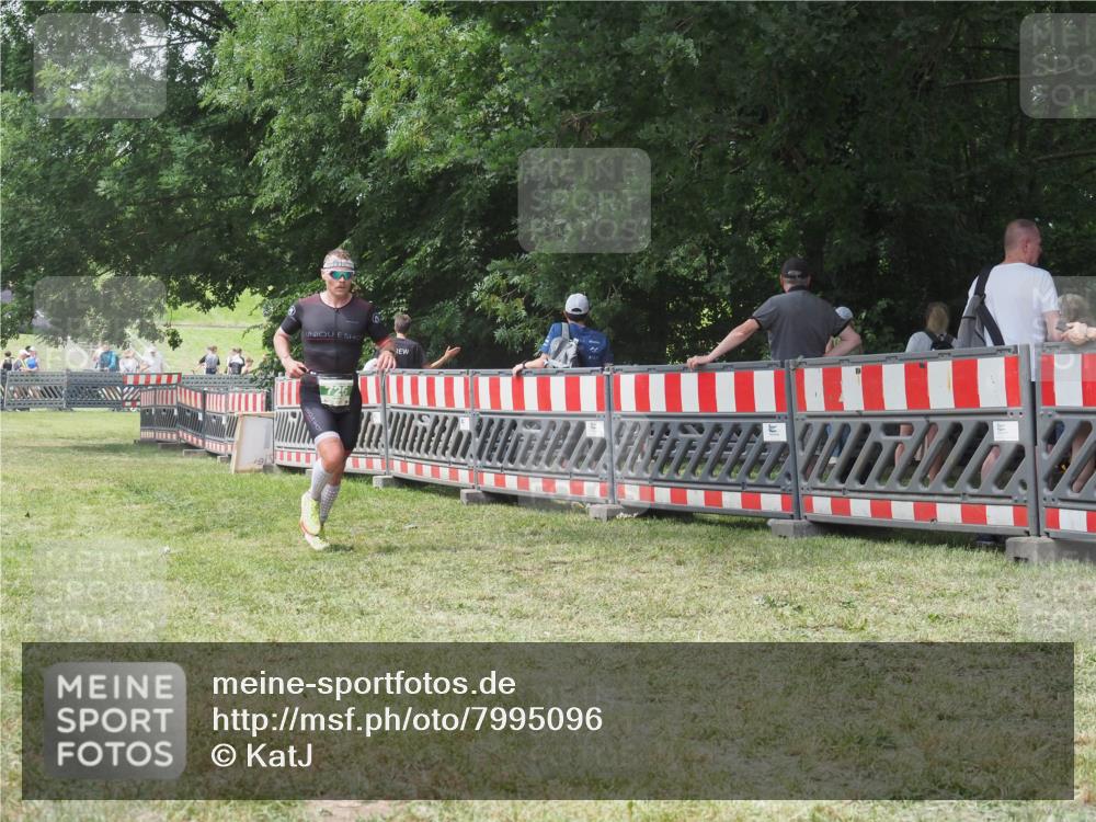 21.06.2025 - 27. Vierlanden-Triathlon KatJ http://msf.ph/oto/7995096 15.06.2025 12:44:55 Ziel 726 meine-sportfotos.de